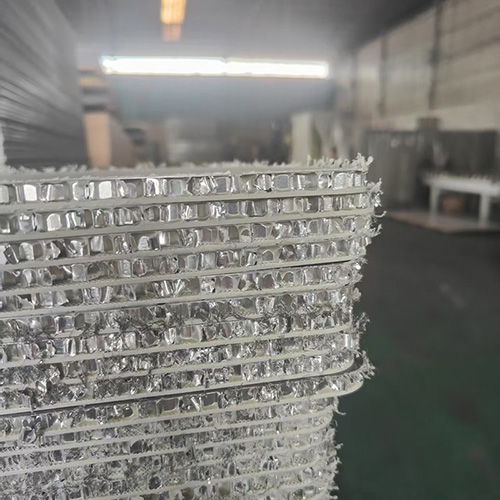 铝蜂窝板是什么材质？有哪些优缺点呢？